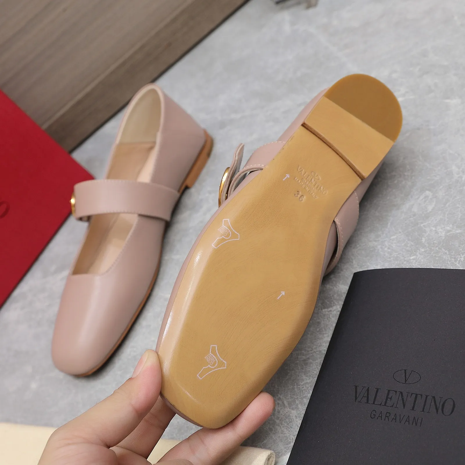 👟👟Ex-factory price 600👟👟 2024 early spring counter catwalk style updated simultaneously 💗Valentino💗Valentino strips deep mouth half drag / flat shoes / high heel shoes / series will be released in the future —————————— Top version Grandma deep mouth design combination highlights the brand’s unique design style, luxury and fashion, highly recognizable, exquisite round toe The side curve is perfect, the taste is particularly pure, and the ladylike temperament is full of femininity‼ ️ Upper: Made of imported cowhide. Lining: Made of mixed sheepskin. Original molded hardware buckle. Italian imported cowhide leather outsole. Size: 35-39 (40/41 customized)